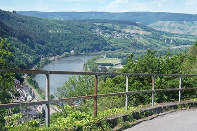 uitzicht over een rivier tijdens nrs autorecreatie moezel en sure reis